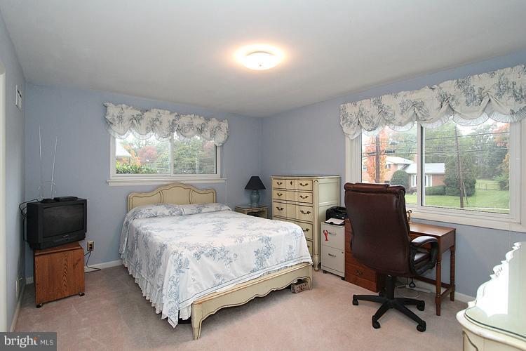 Bedroom (Master) w/lots of natural light!