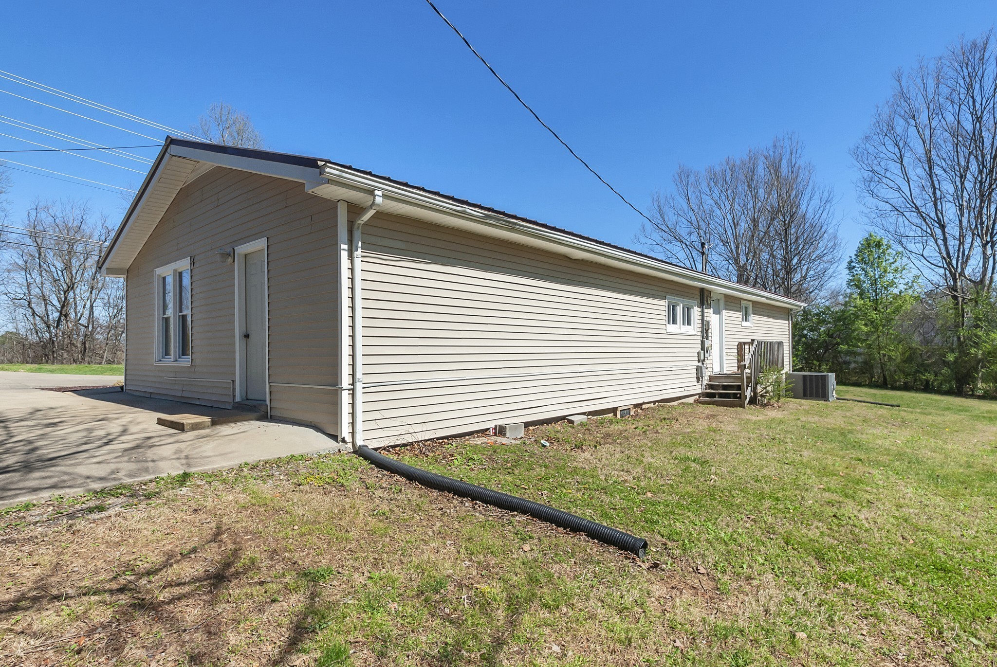 5652 Highway 100 Lyles, TN 37098 - Photo 9 of 21 a backyard of a house