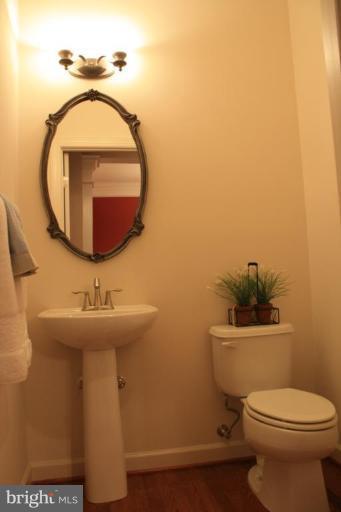 906 West Glebe Road Alexandria, VA 22305 - Photo 8 of 20 Main Level