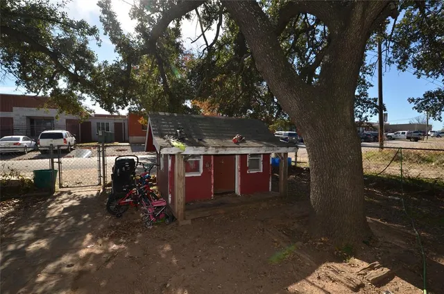 a view of yard with green space