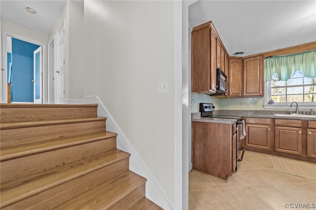 8822 Chippenham Road Richmond, VA 23235 - Photo 24 of 37 a view of entryway and kitchen