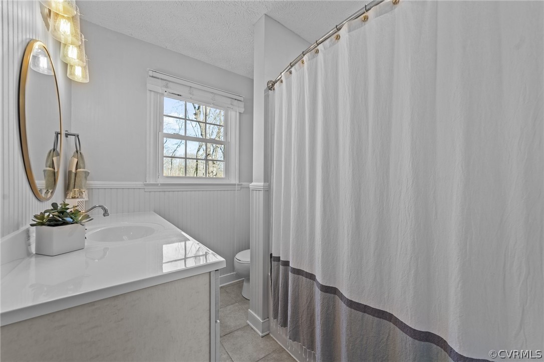 8822 Chippenham Road Richmond, VA 23235 - Photo 26 of 37 a bathroom with a sink and mirror with bathtub