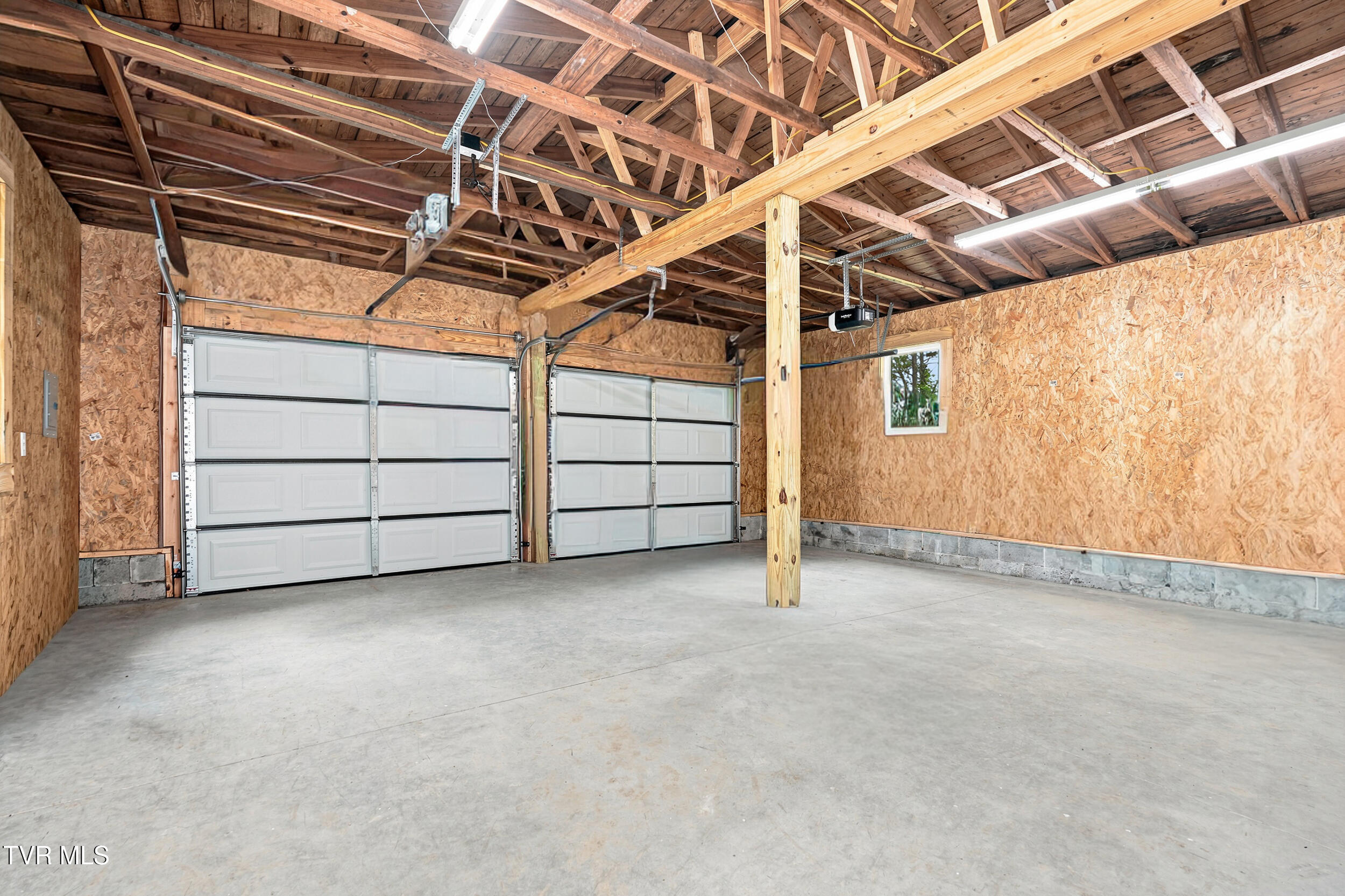 707 Cooks Valley Road Kingsport, TN 37664 - Photo 27 of 35 Garage