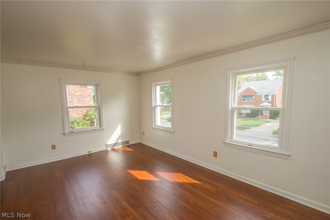 2384 Ashurst Road University Heights, OH 44118 - Photo 13 of 28 Up living room