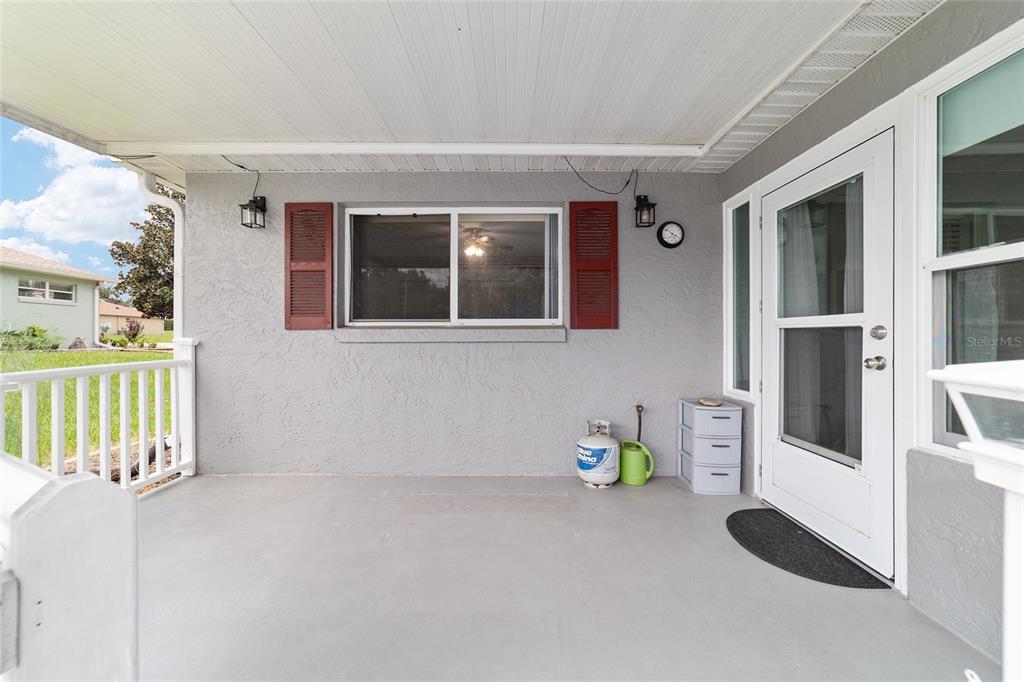 9662 Southwest 97th Lane Ocala, FL 34481 - Photo 50 of 52 a bathroom with a sink and bathtub