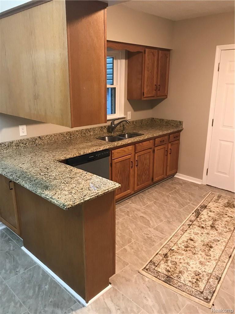 10472 Fenton Road Fenton, MI 48430 - Photo 7 of 14 Kitchen.jpg