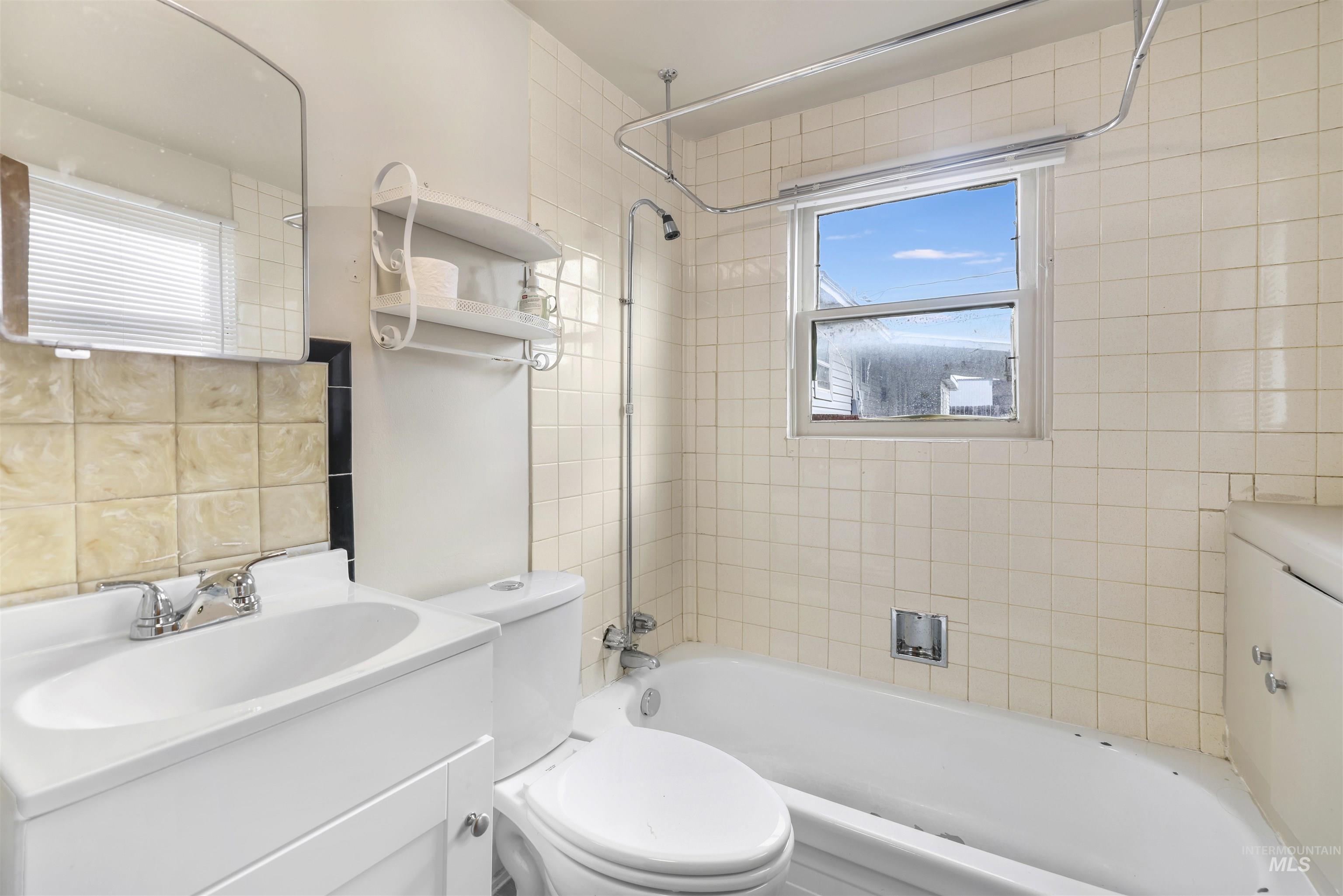 545 Madison Street Twin Falls, ID 83301 - Photo 18 of 23 Full bath with vanity and tub / shower combination