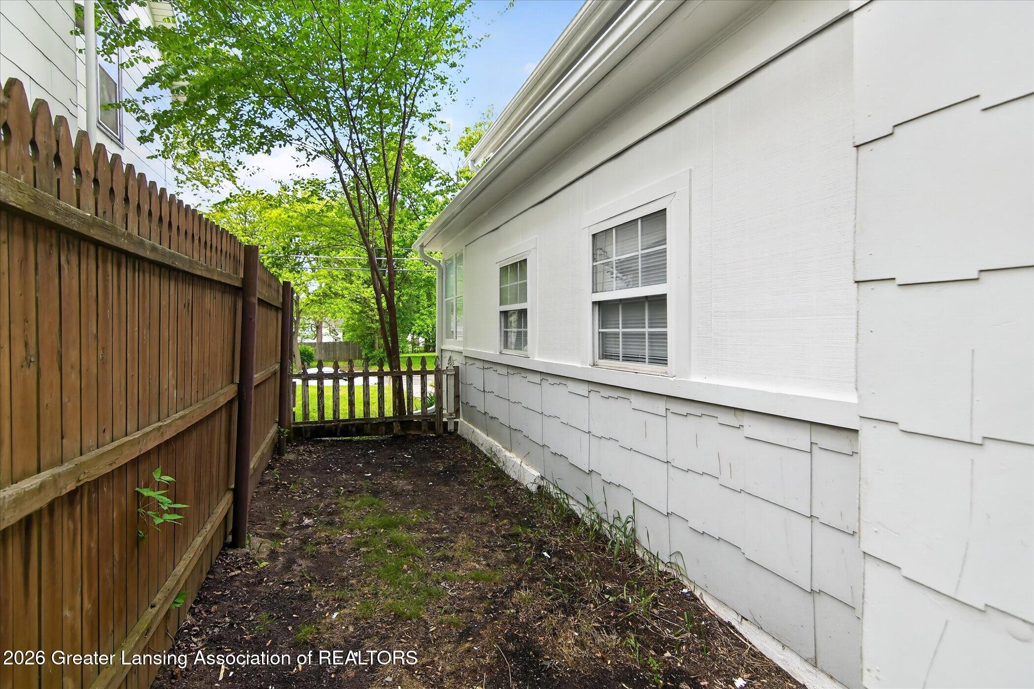 513 North Waterloo Avenue Jackson, MI 49201 - Photo 34 of 40 35-513-N-Waterloo-Ave-WindowStill