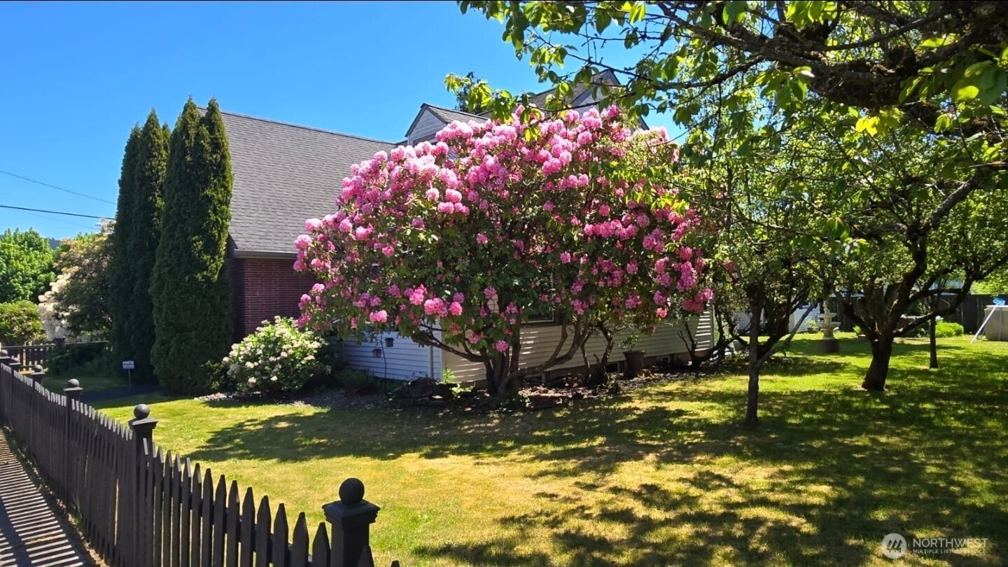237 C Street Southwest Castle Rock, WA 98611 - Photo 4 of 33 a front view of a house with a yard