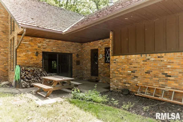 $1 | 26266 East Co Road 700 North, Easton, IL 62633