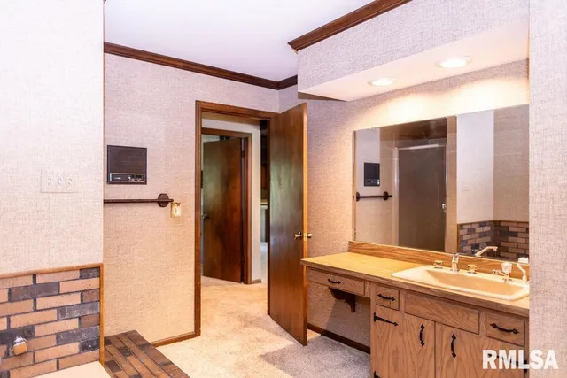 $1 | 26266 East Co Road 700 North, Easton, IL 62633