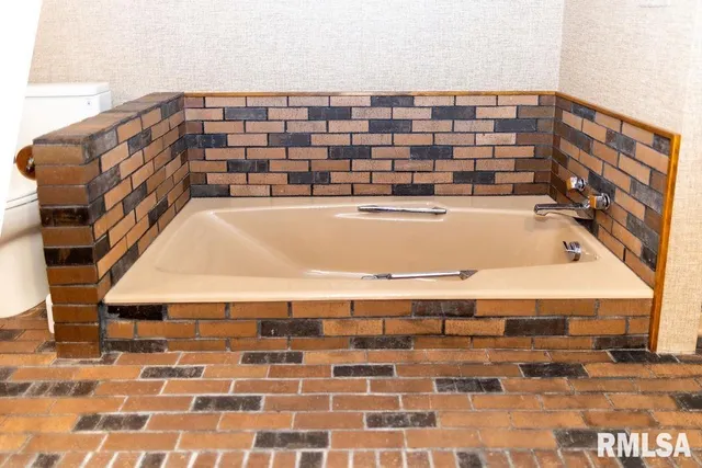 $1 | 26266 East Co Road 700 North, Easton, IL 62633