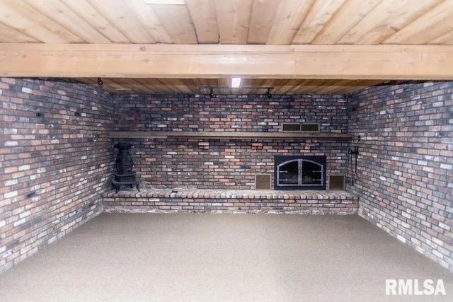 $1 | 26266 East Co Road 700 North, Easton, IL 62633