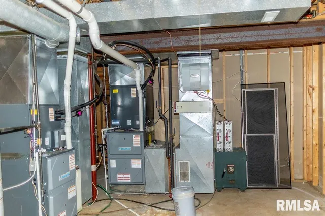 $1 | 26266 East Co Road 700 North, Easton, IL 62633