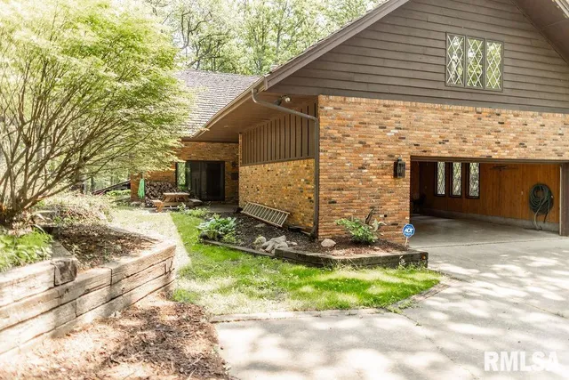 $1 | 26266 East Co Road 700 North, Easton, IL 62633