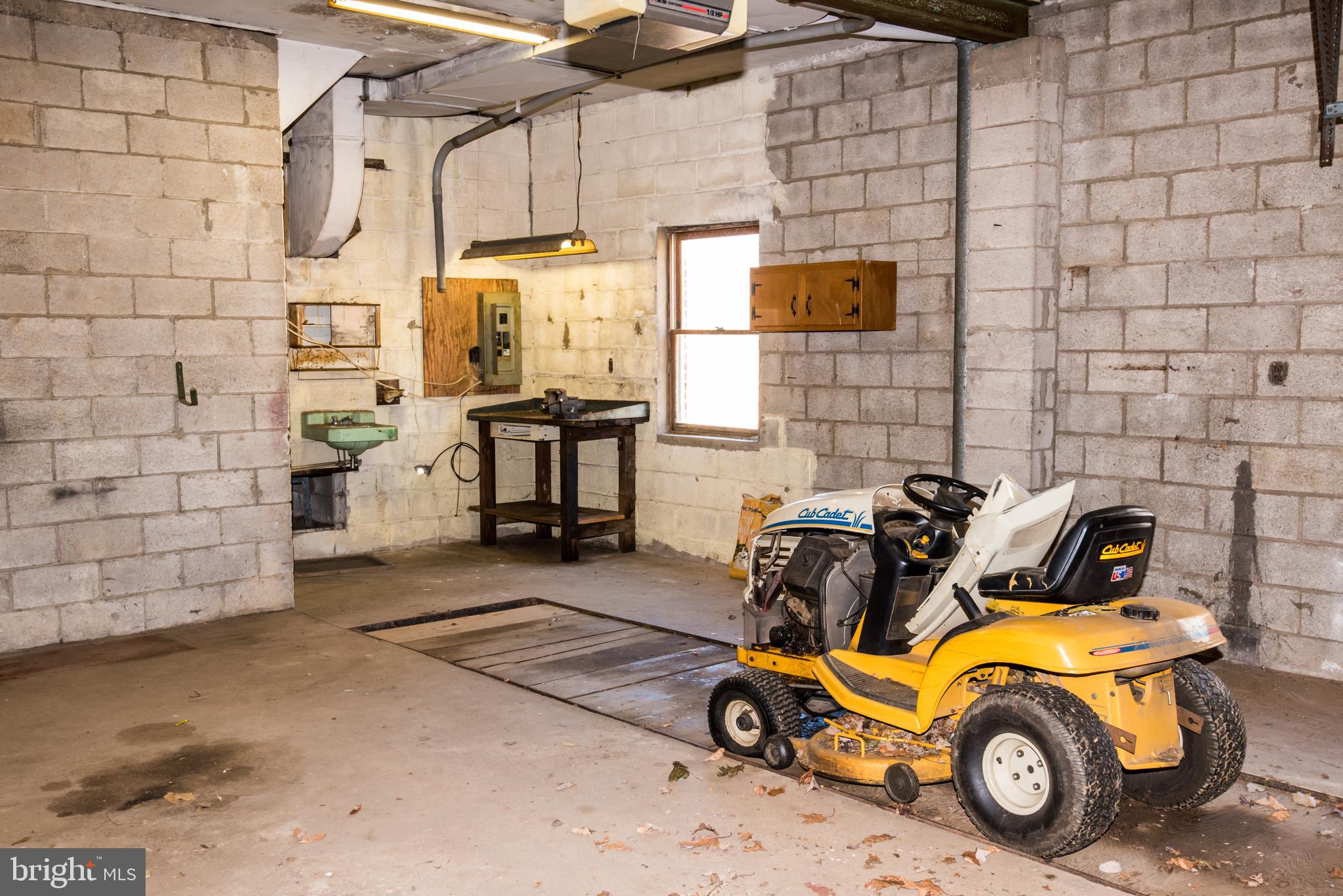 139 Mattson Road Garnet Valley, PA 19060 - Photo 32 of 39 Workshop with Service Pit