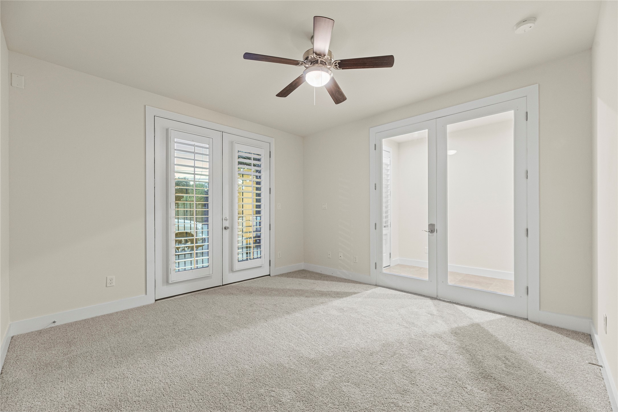 2513 B Garrow Street Houston, TX 77003 - Photo 7 of 29 Versatile ground floor bedroom with a private bathroom and direct access to the front yard.