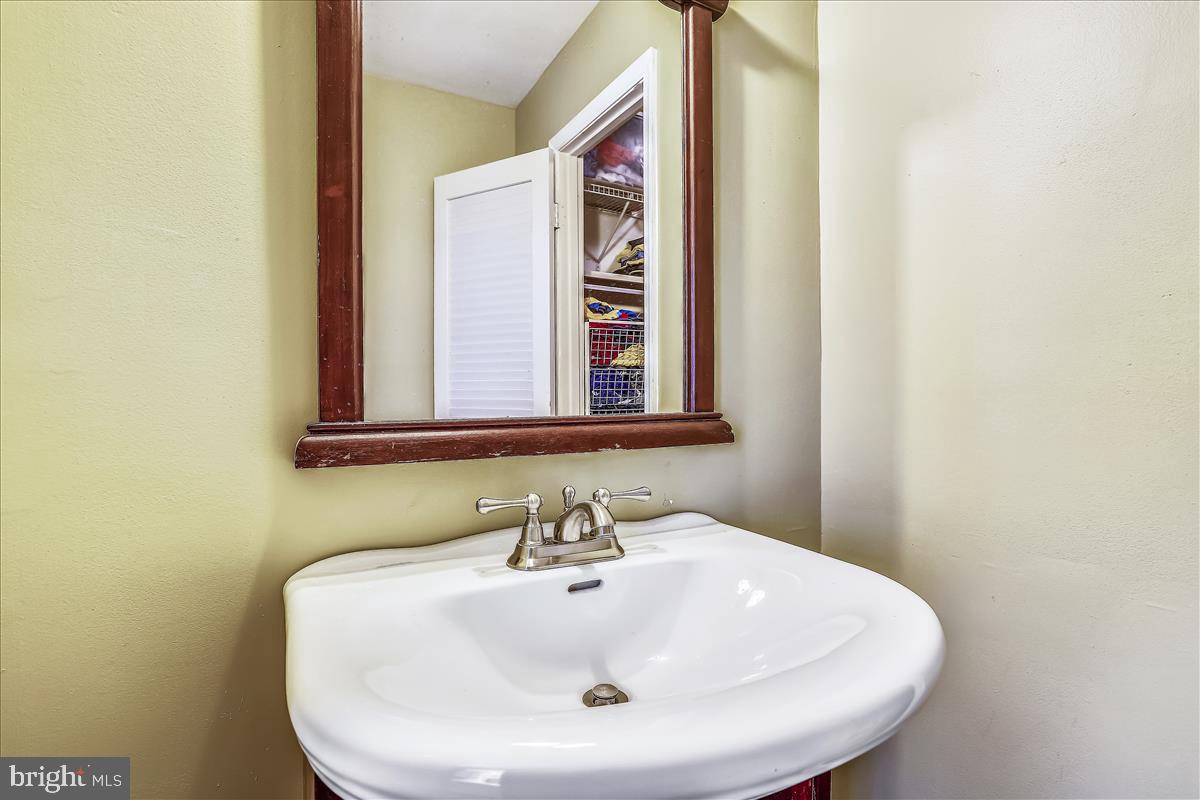 802 Tapawingo Road Southwest Vienna, VA 22180 - Photo 19 of 53 Main level powder room