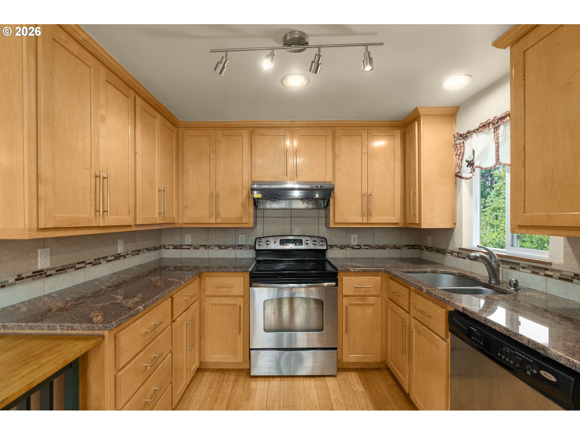 14025 Southwest Rochester Drive Beaverton, OR 97008 - Photo 6 of 37