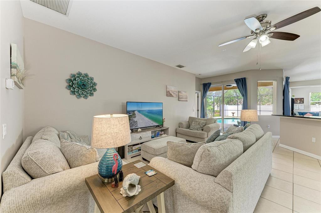 6546 Blue Grosbeak Circle Lakewood Ranch, FL 34202 - Photo 5 of 32