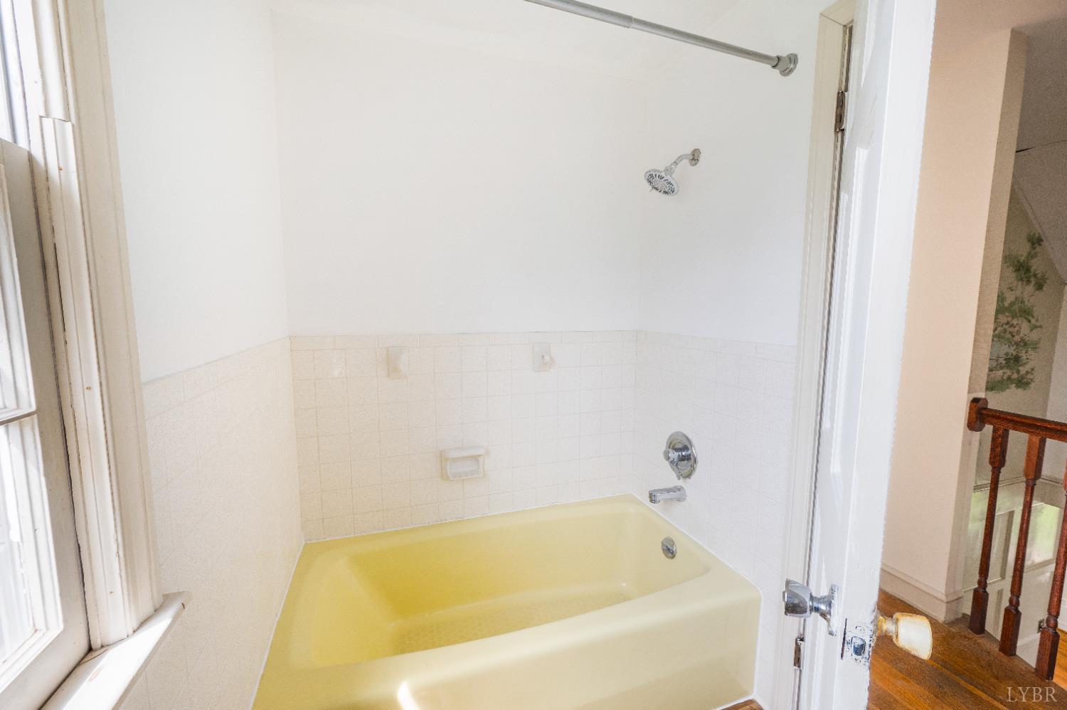 733 Oakville Road Appomattox, VA 24522 - Photo 15 of 52 a bathroom with bathtub and shower