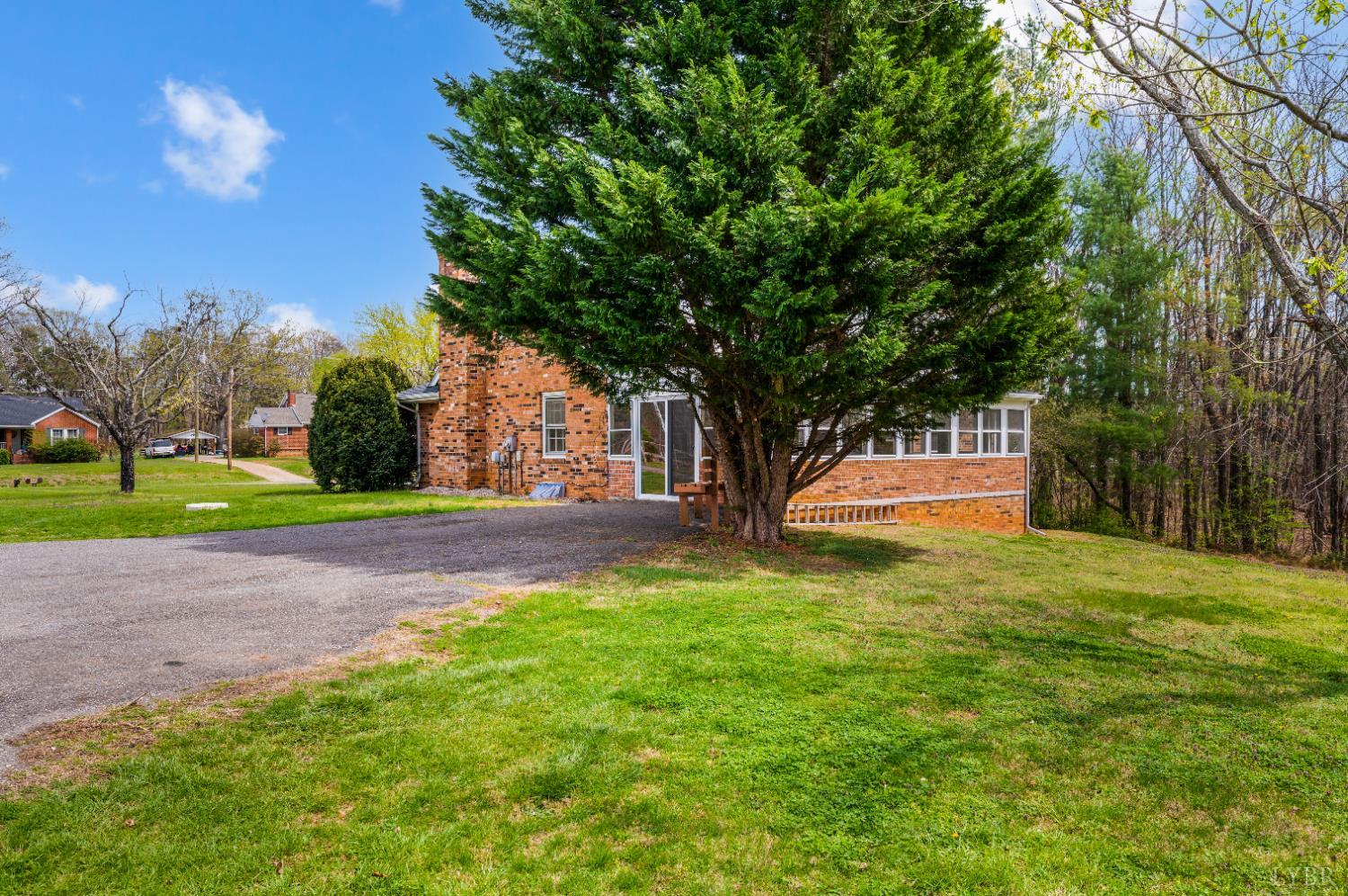733 Oakville Road Appomattox, VA 24522 - Photo 36 of 52 a view of a park with large trees