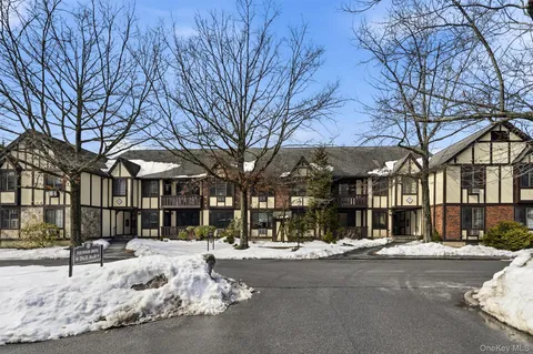 $600,000 | 17 Foxwood Drive, Unit 5, Pleasantville, NY 10570