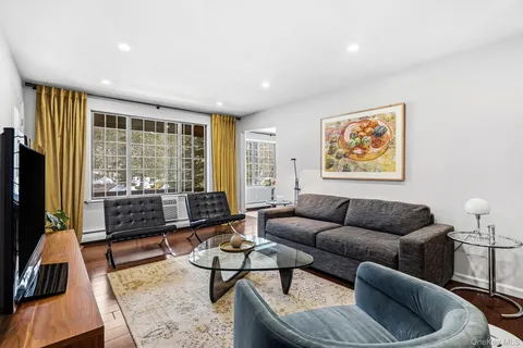 $600,000 | 17 Foxwood Drive, Unit 5, Pleasantville, NY 10570