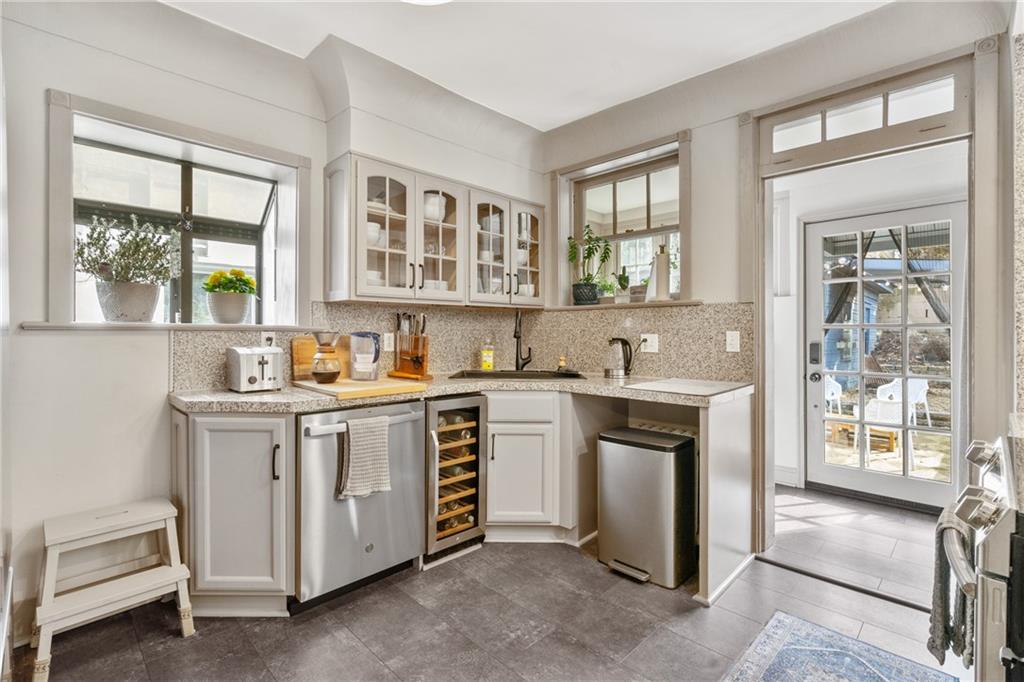 6654 Kinsman Road Pittsburgh, PA 15217 - Photo 13 of 32 Gallery Image 13
