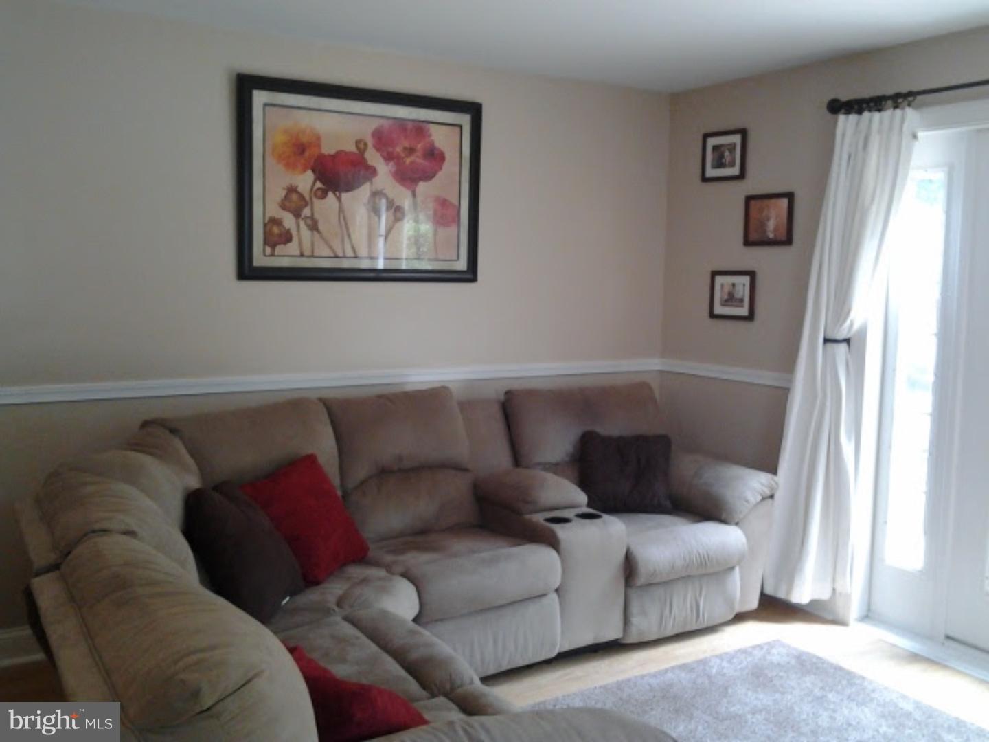2876 Angus Road Philadelphia, PA 19114 - Photo 17 of 25 Living Room