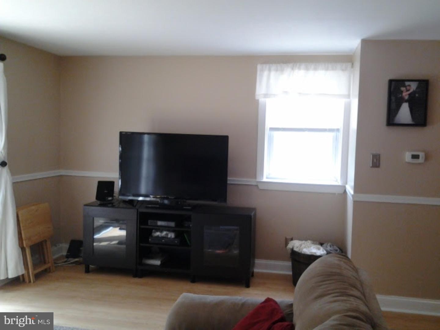 2876 Angus Road Philadelphia, PA 19114 - Photo 19 of 25 Living Room