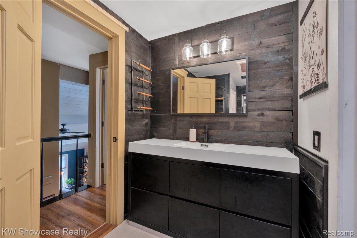 2015 Ridge Road White Lake, MI 48383 - Photo 26 of 50 2ND FLOOR FULL BATH