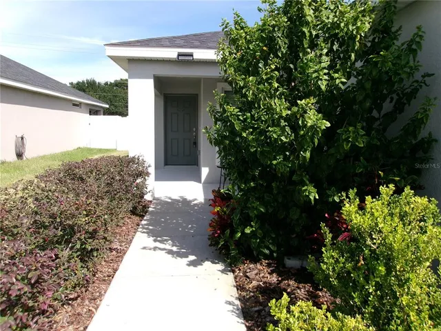 a view of a backyard