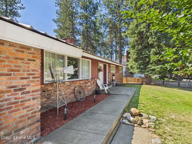 $479,900 | 305 1st Street, Pinehurst, ID 83850