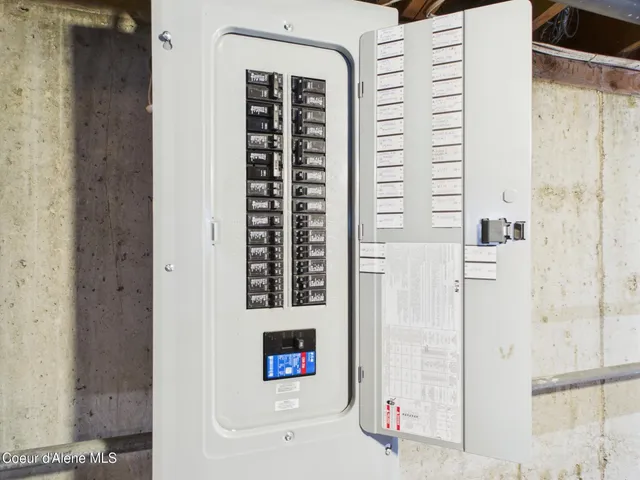 $479,900 | 305 1st Street, Pinehurst, ID 83850