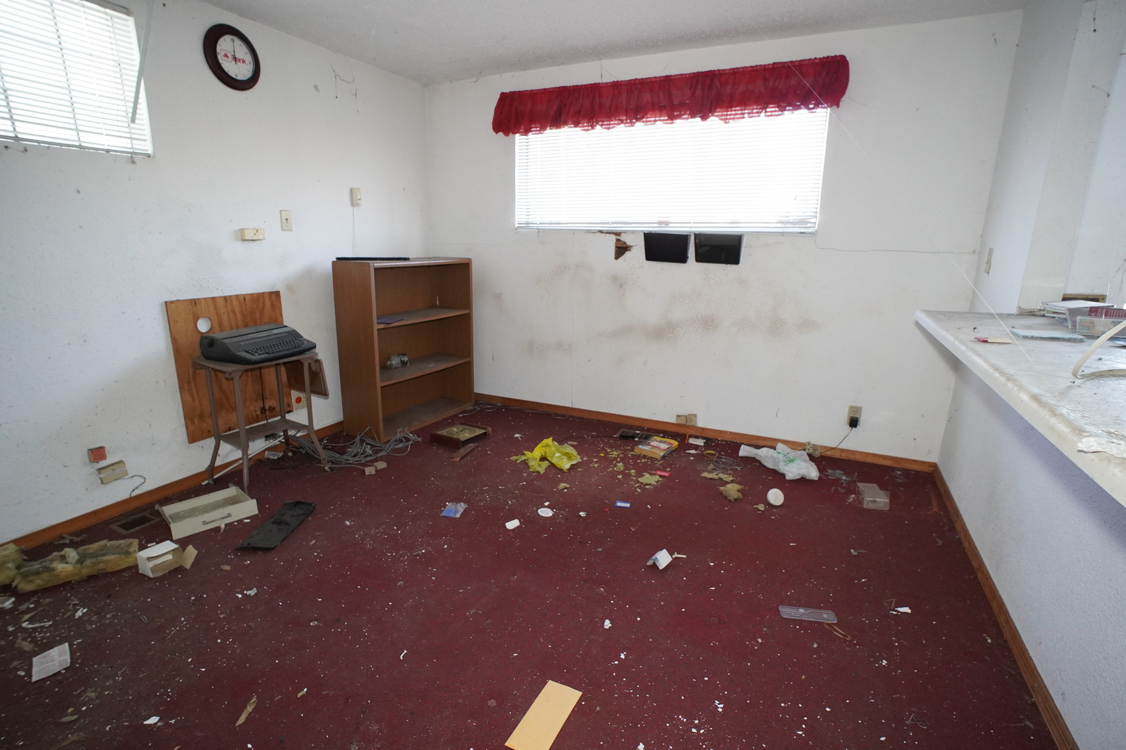 5425 Melton Road Gary, IN 46403 - Photo 18 of 31 a workspace with furniture and window
