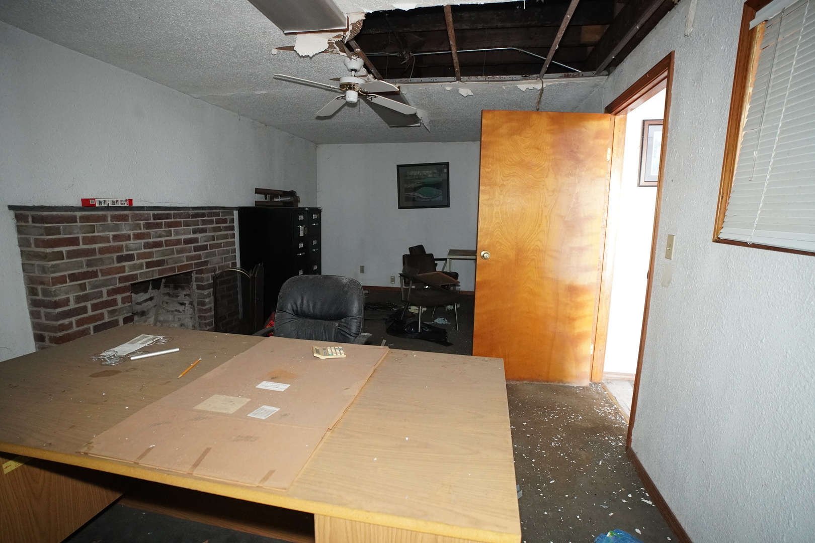 5425 Melton Road Gary, IN 46403 - Photo 20 of 31 a view of kitchen and living room