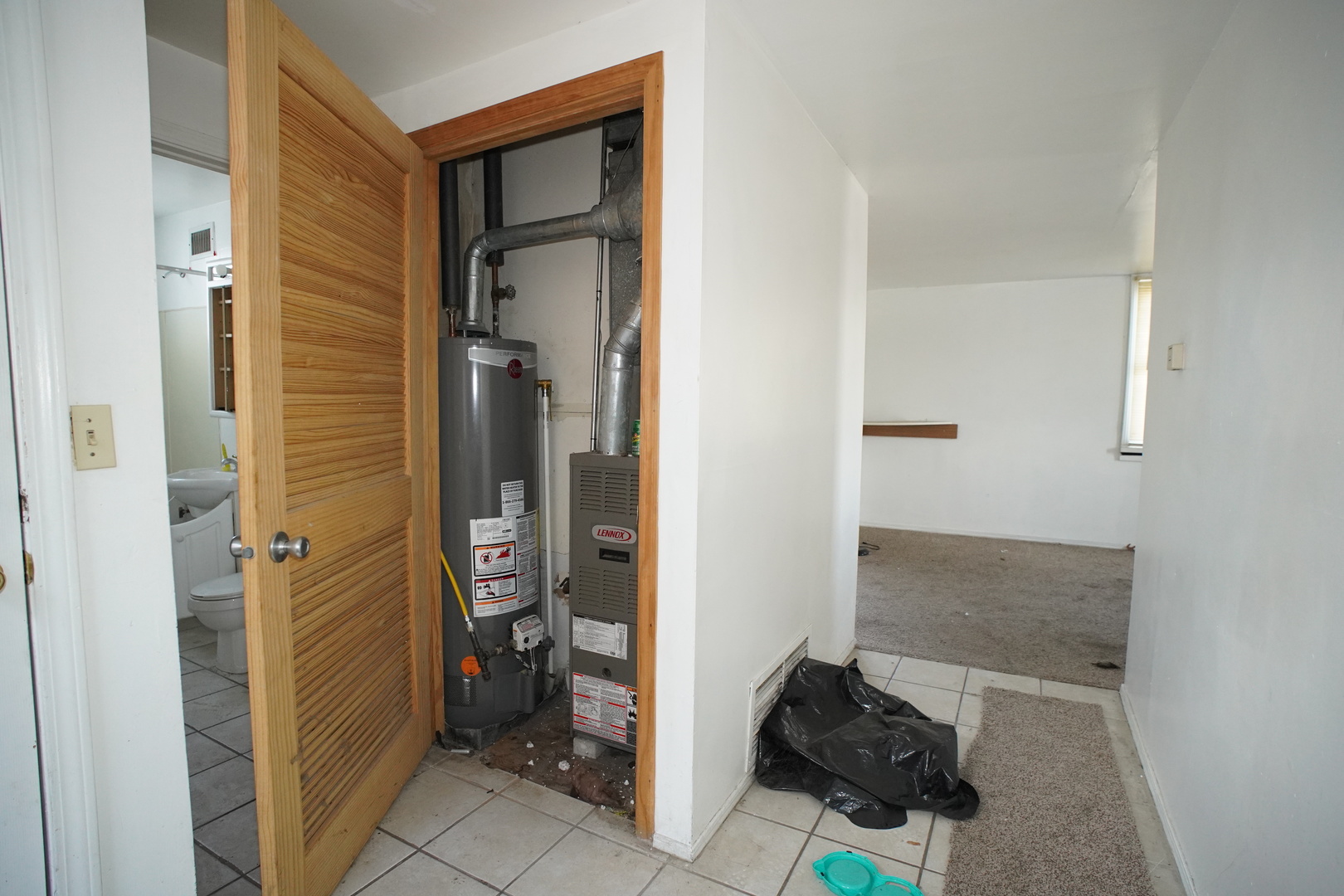 5425 Melton Road Gary, IN 46403 - Photo 9 of 31 a view of bathroom