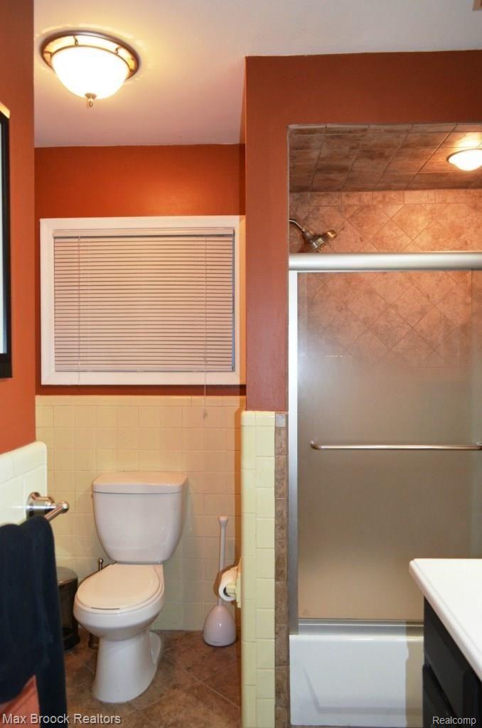 32045 Bonnet Hill Road Farmington, MI 48334 - Photo 12 of 17 New Tiled Bath