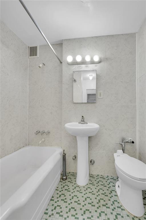 2626 Homecrest Avenue, Unit 3L Brooklyn, NY 11235 - Photo 5 of 8 a bathroom with a sink a toilet and bathtub