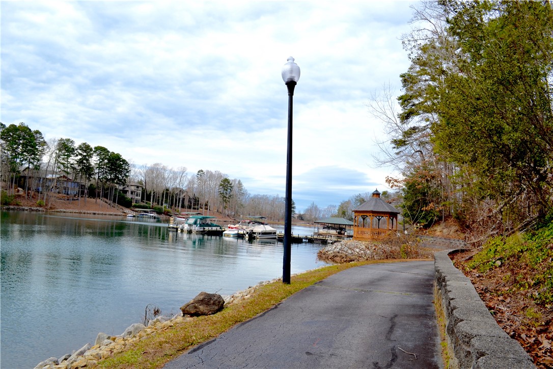 402 Arbor Way Seneca, SC 29672 - Photo 8 of 41