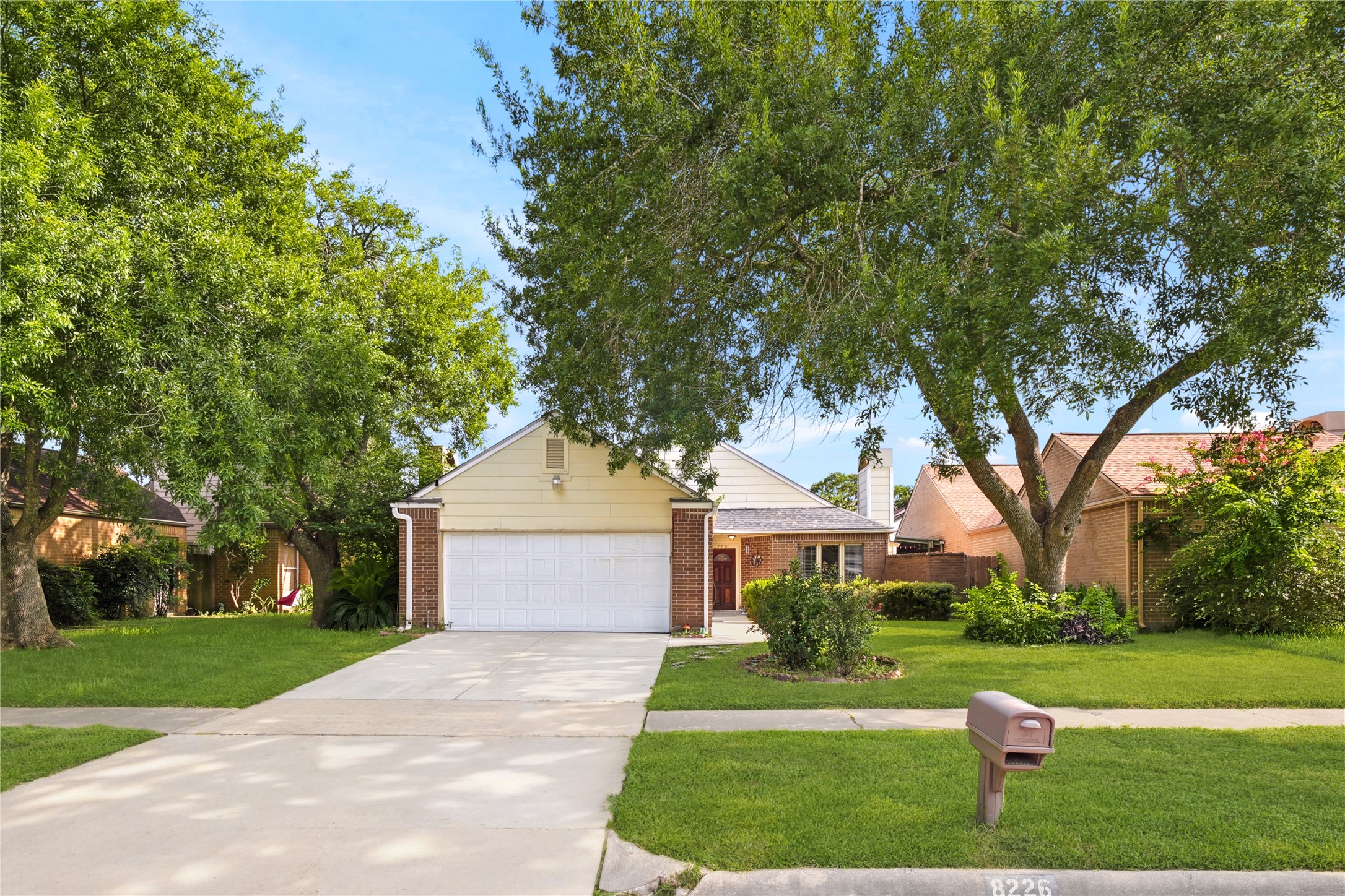 8226 Misty Ridge Lane Houston, TX 77071 - Photo 2 of 37