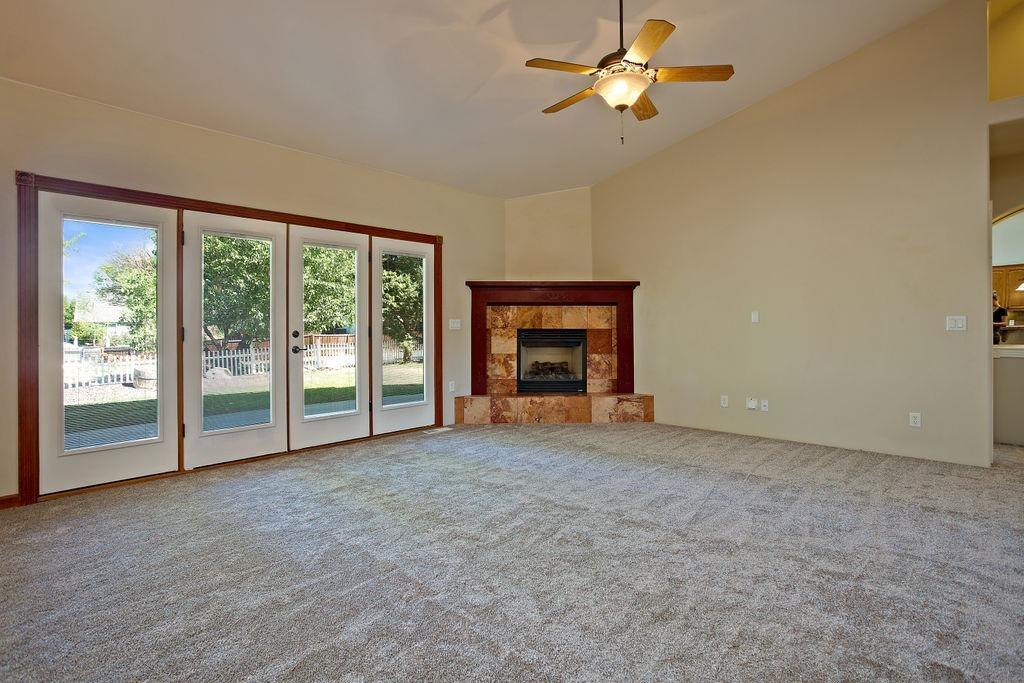914 Ridgeview Drive Eagle Point, OR 97524 - Photo 14 of 34 a view of empty room with ceiling fan