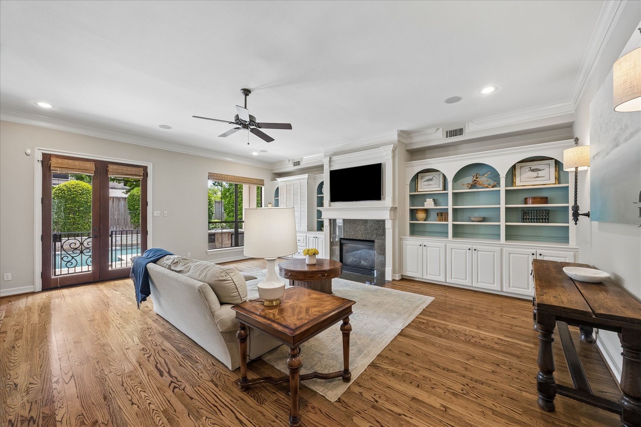 802 Anderson Street Bellaire, TX 77401 - Photo 9 of 36 This abundantly sized family room is light and bright with windows overlooking the sparkling pool.