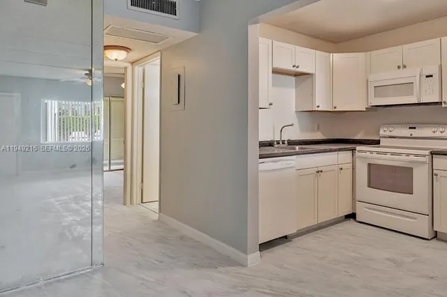 $1,500 | 2200 Springdale Boulevard, Unit 110, Palm Springs, FL 33461