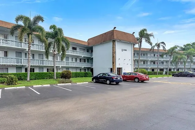 $1,500 | 2200 Springdale Boulevard, Unit 110, Palm Springs, FL 33461