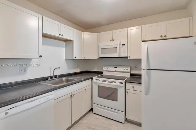 $1,500 | 2200 Springdale Boulevard, Unit 110, Palm Springs, FL 33461