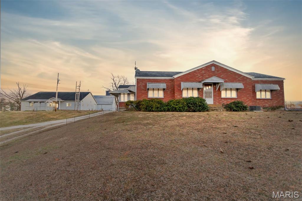 1341 Schleeper Lane Golden Eagle, IL 62036 - Photo 2 of 99