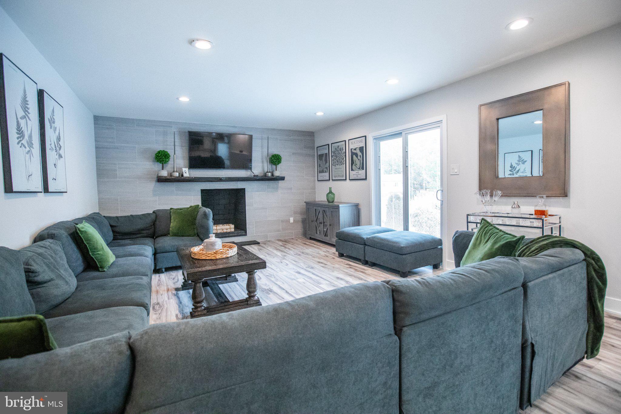 80 Cranford Road Blackwood, NJ 08012 - Photo 27 of 53 Spacious modern living room retreat.