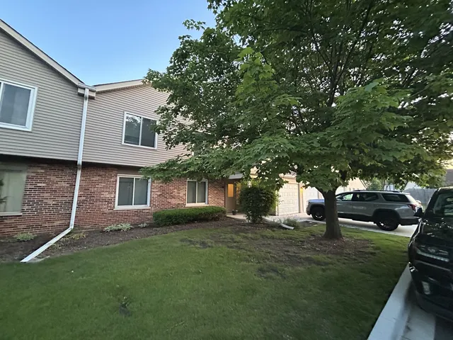 a view of house with a yard
